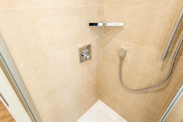 Dusche in Badezimmer in Ferienhaus auf Sylt