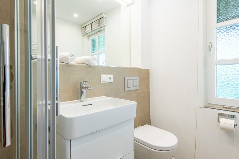 Badezimmer mit Dusche in Ferienhaus auf Sylt