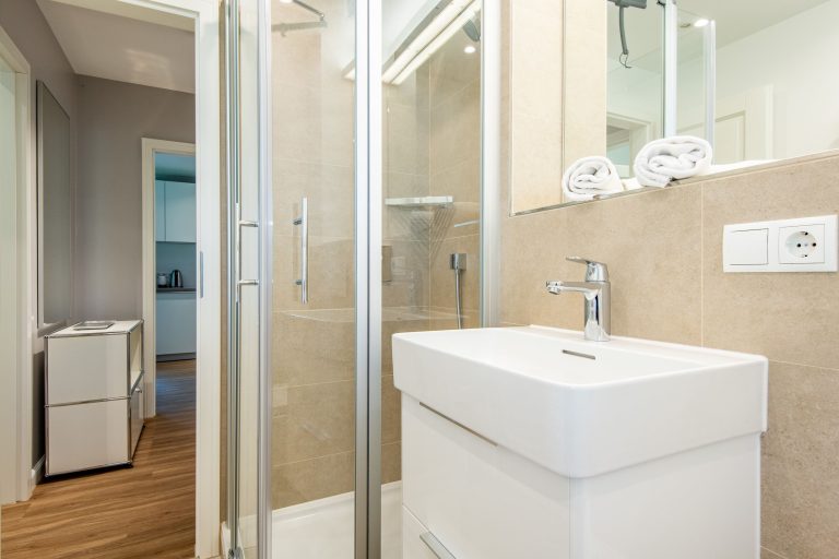 Badezimmer mit Dusche in Ferienhaus auf Sylt