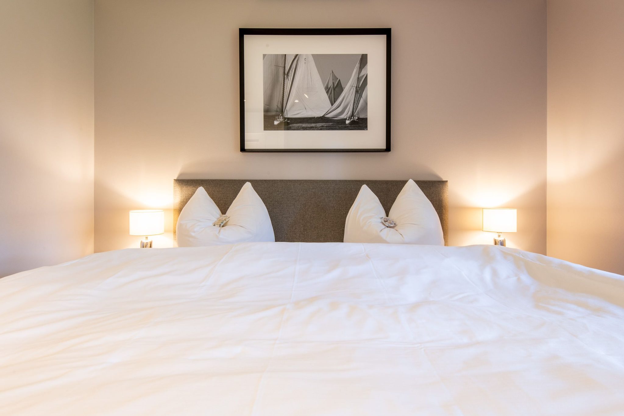 Doppelbett in Schlafzimmer in Ferienhaus auf Sylt