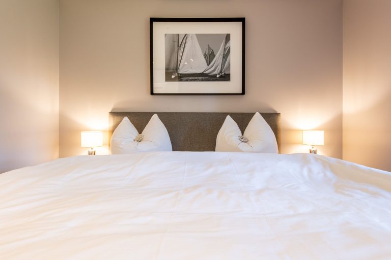 Doppelbett in Schlafzimmer in Ferienhaus auf Sylt