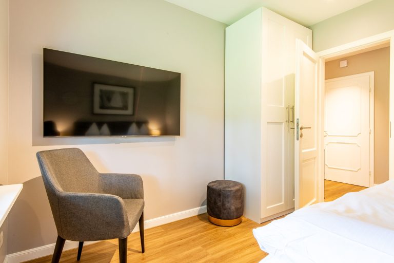 Doppelbett und Fernseher in Schlafzimmer in Ferienhaus auf Sylt