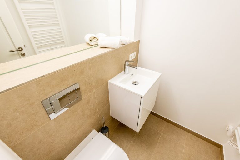 Badezimmer mit Spiegel in Ferienhaus auf Sylt
