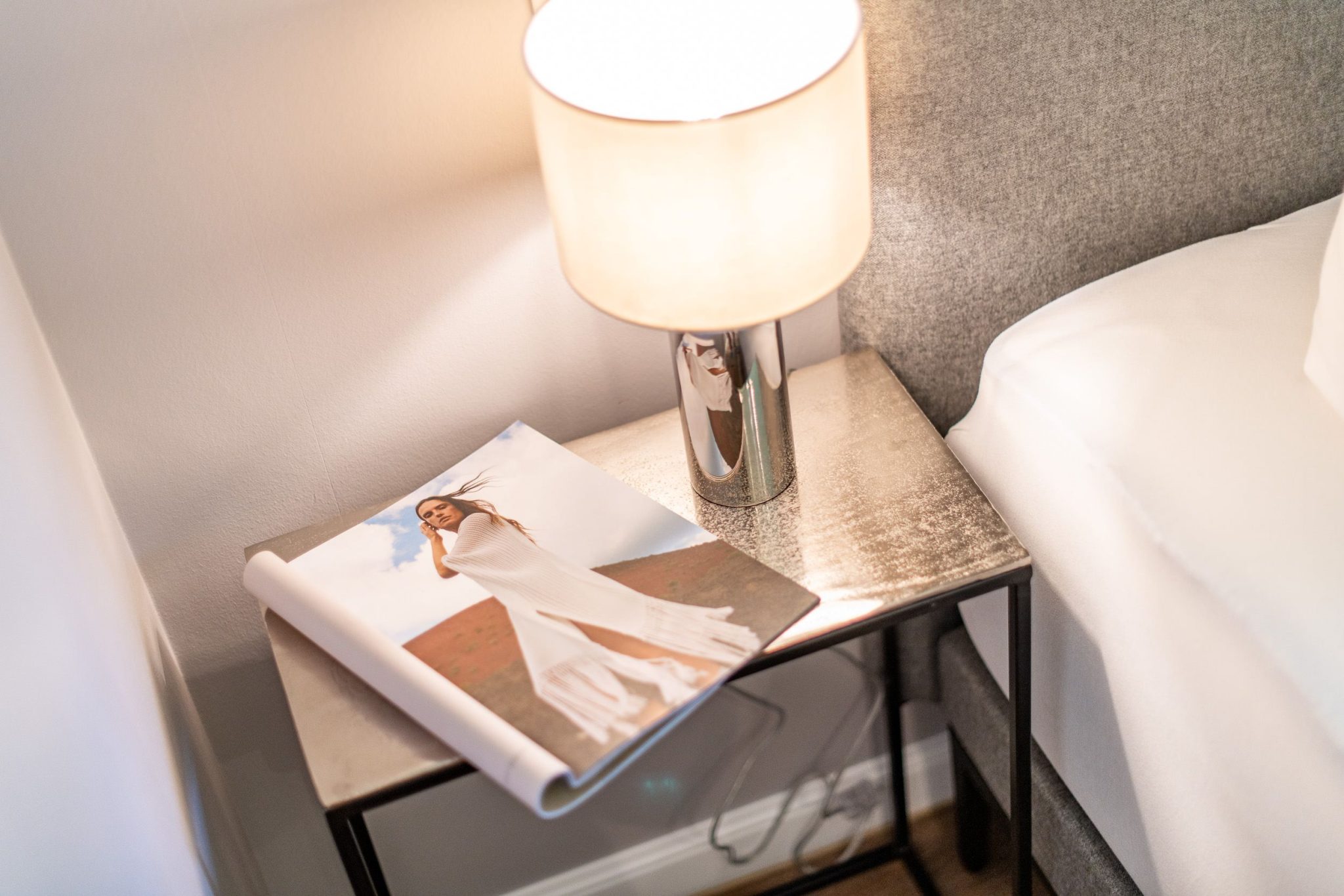 Nachttischlampe und Katalog in Ferienhaus auf Sylt