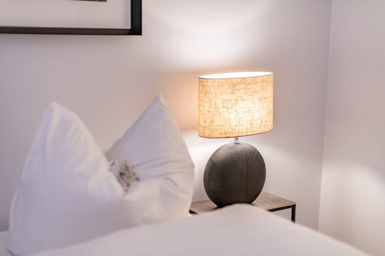 Doppelbett mit Nachttisch in Ferienhaus auf Sylt