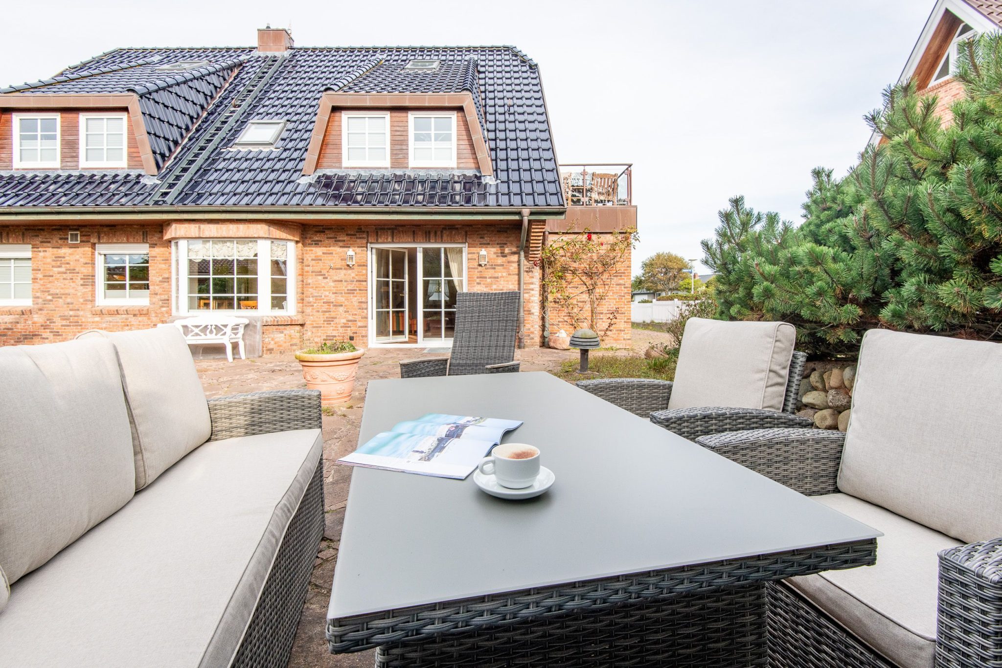 Terrasse mit Sessel in Ferienhaus auf Sylt