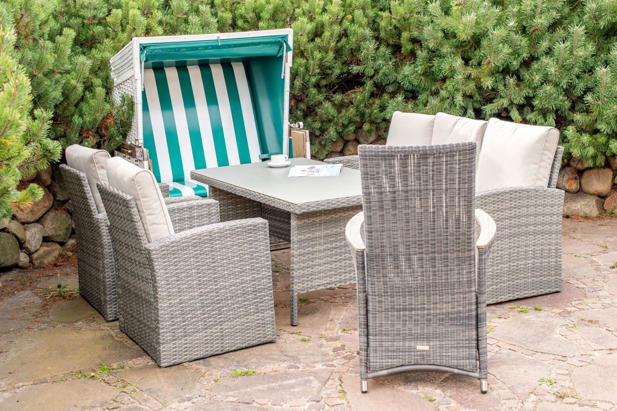 Terrasse mit Strandkorb in Ferienhaus auf Sylt