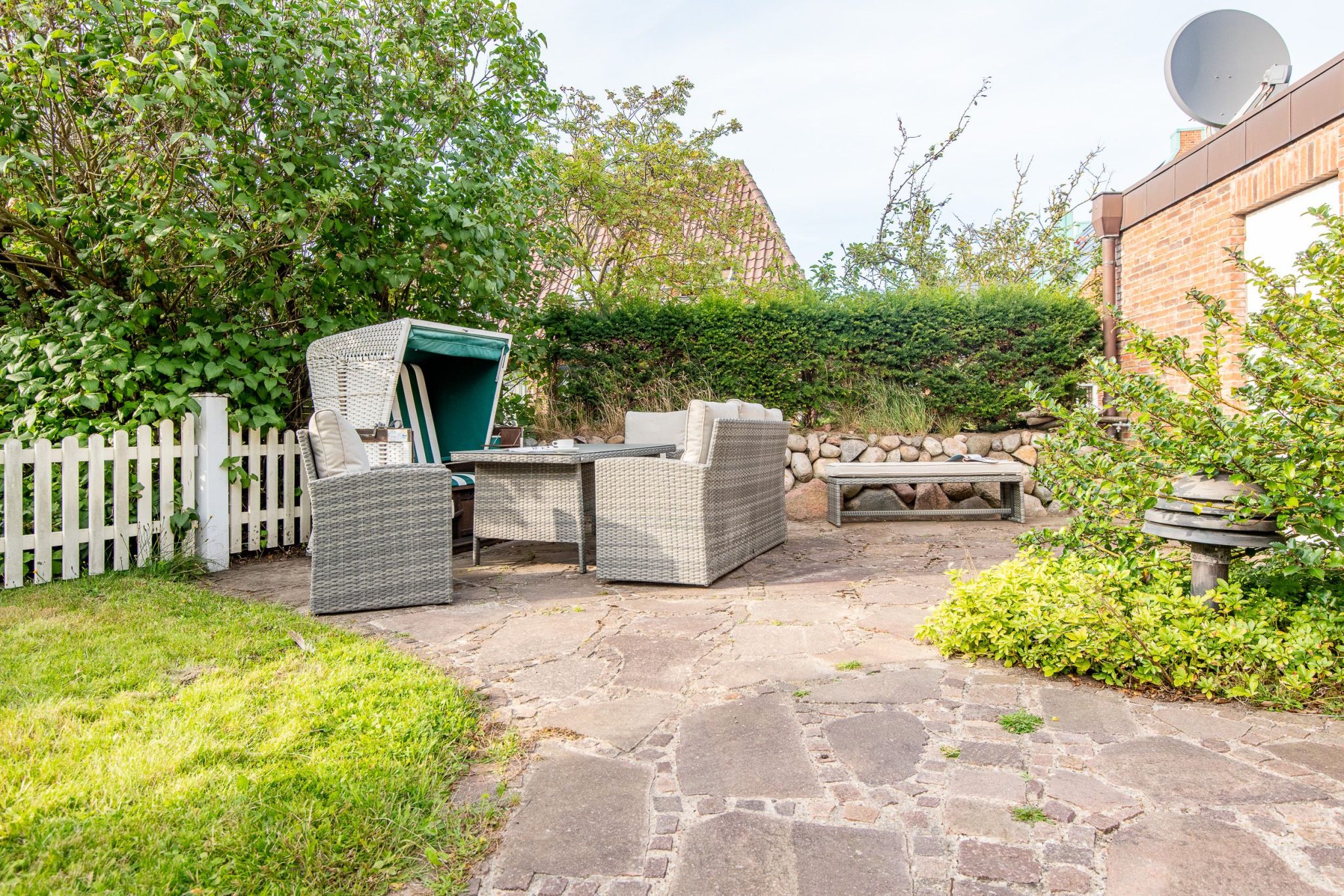 Terrasse mit Strandkorb in Ferienhaus auf Sylt