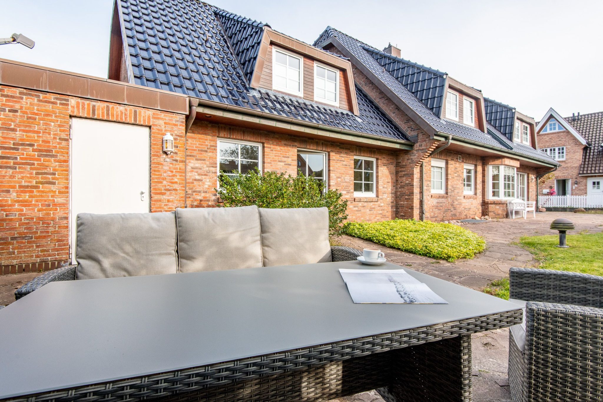 Sofa auf Terrasse in Ferienhaus auf Sylt
