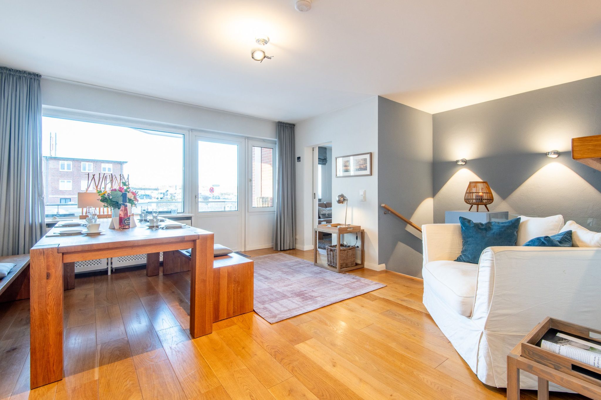 Essbereich und Sessel in Ferienhaus auf Sylt
