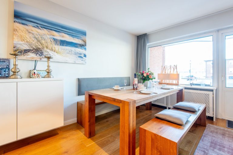 Esstisch mit Sitzbank in Ferienhaus auf Sylt