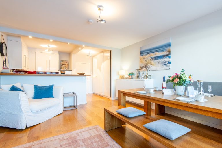 Wohnzimmer mit Essbereich und offene Küche in Ferienhaus auf Sylt