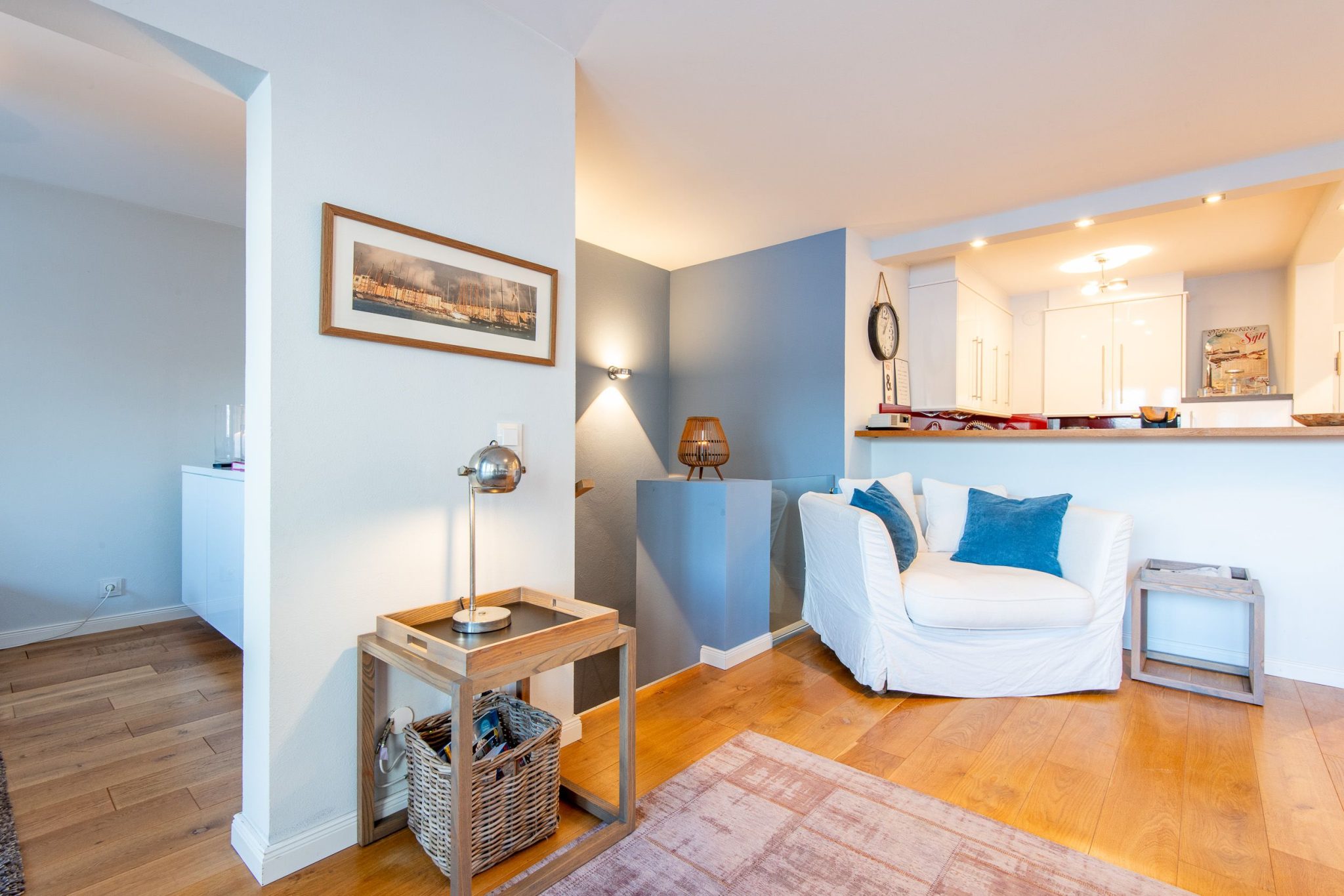 offene Küche und Sessel in Ferienhaus auf Sylt
