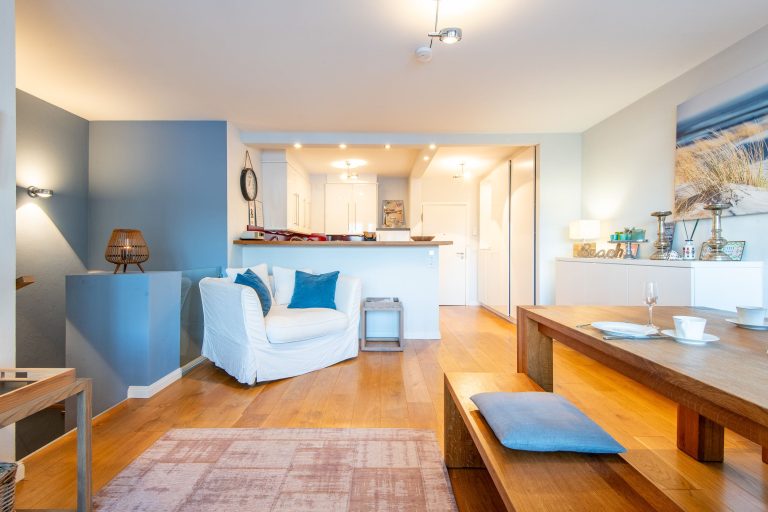 Offene Küche und Esstisch in Ferienhaus auf Sylt