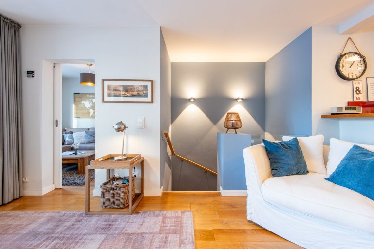 Wohnzimmer mit Treppenhaus in Ferienhaus auf Sylt