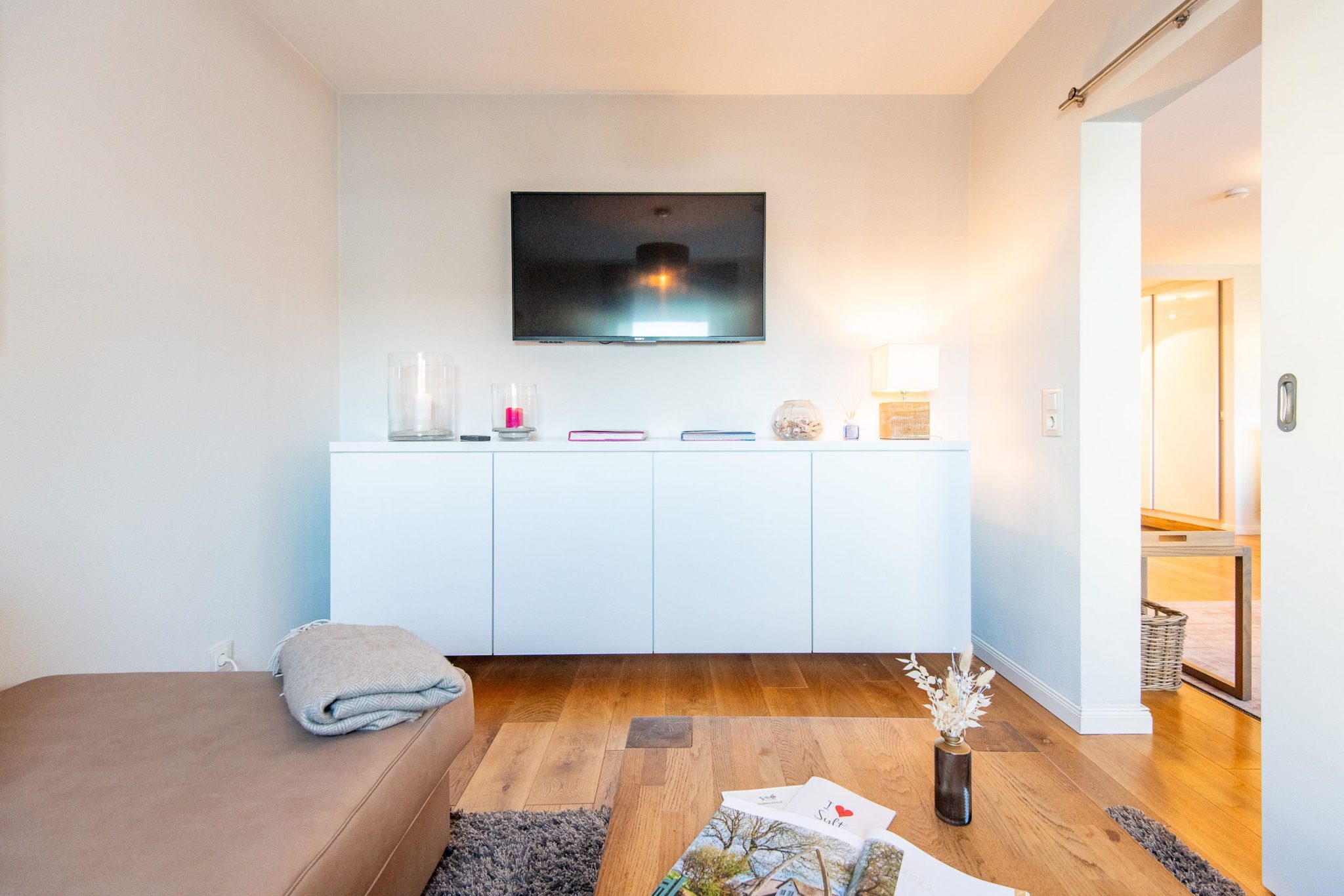 Wohnzimmer mit Fernseher in Ferienhaus auf Sylt