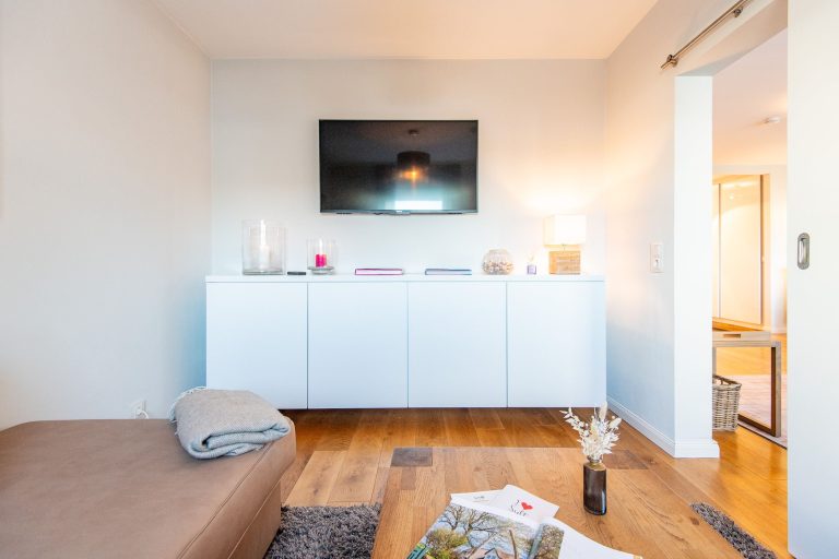 Wohnzimmer mit Fernseher in Ferienhaus auf Sylt