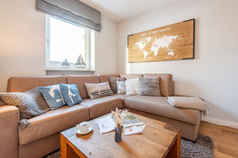 Wohnzimmer mit Sofa in Ferienwohnung auf Sylt