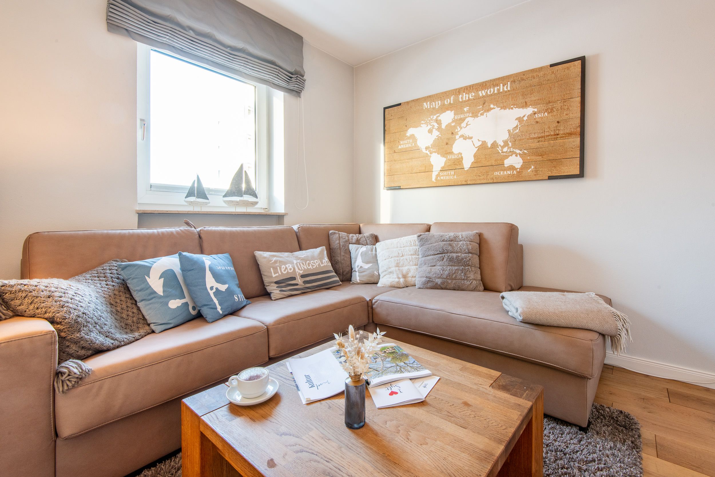 Wohnzimmer mit Sofa in Ferienwohnung auf Sylt
