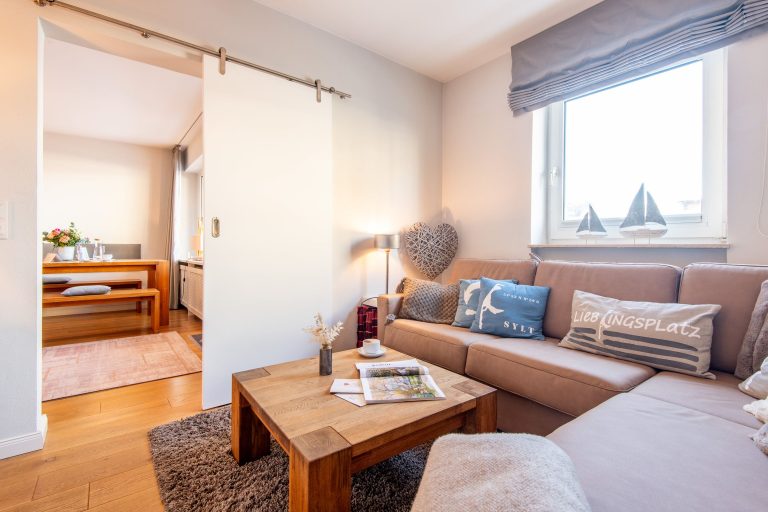 Sofa und Essbereich in Ferienhaus auf Sylt