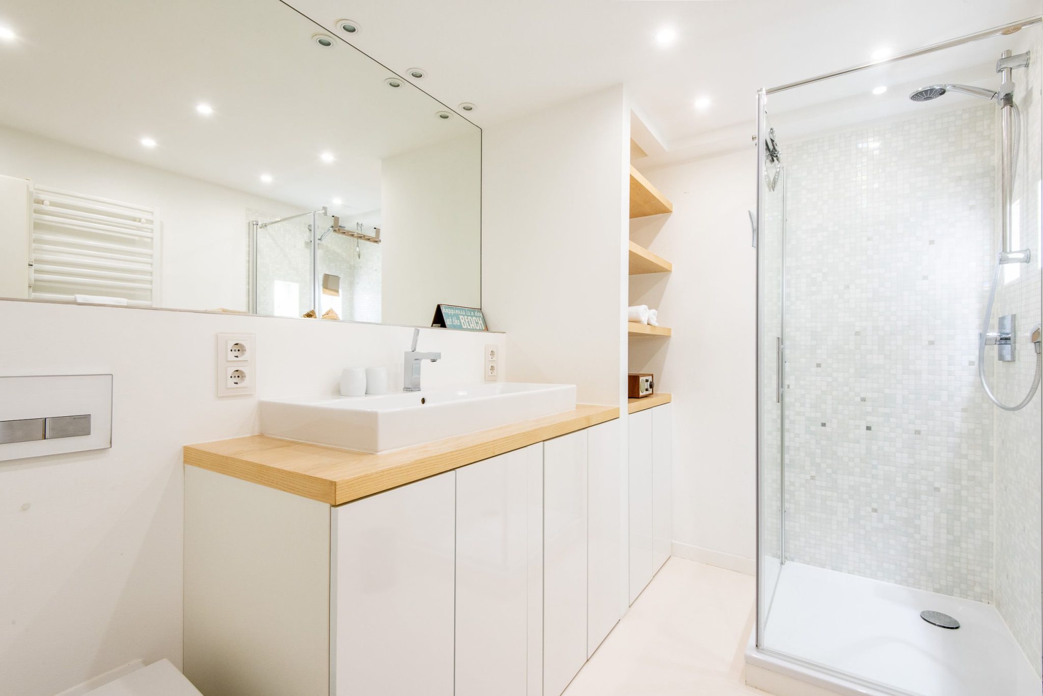 Badezimmer mit Dusche und Spiegel in Ferienhaus auf Sylt
