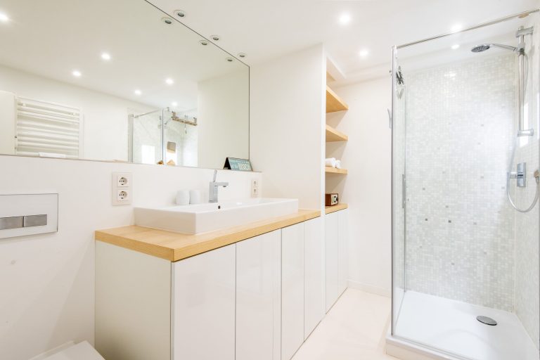 Badezimmer mit Dusche und Spiegel in Ferienhaus auf Sylt