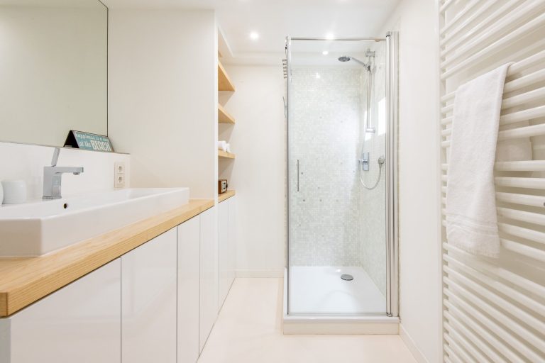 Badezimmer mit Dusche in Ferienhaus auf Sylt