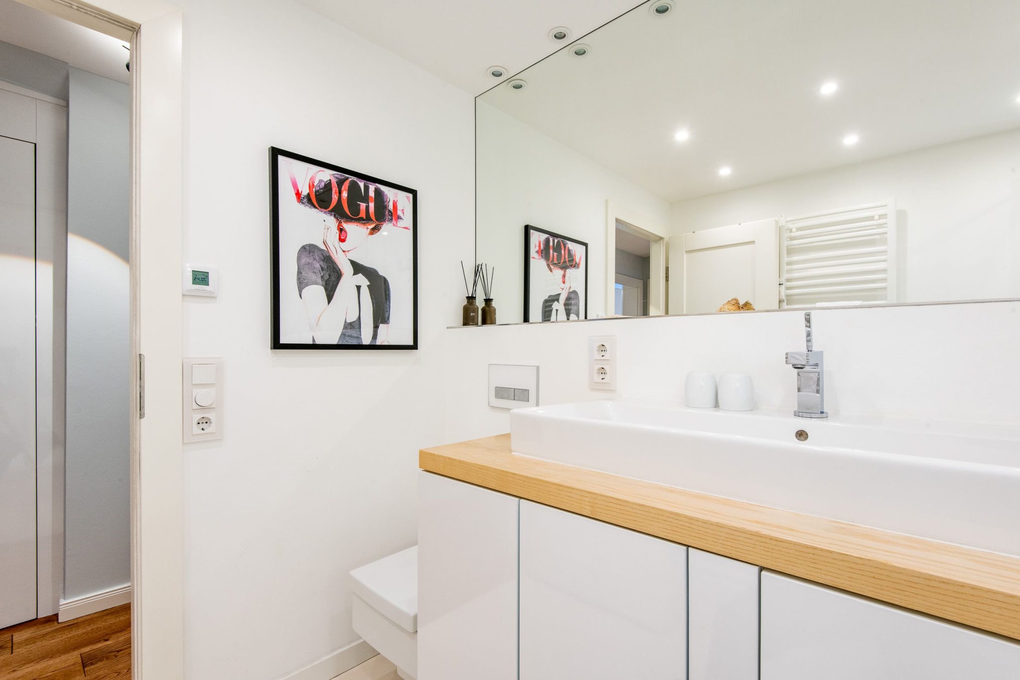 Badezimmer mit großem Spiegel in Ferienhaus auf Sylt