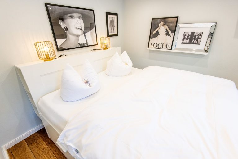 Schlafzimmer mit Doppelbett in Ferienhaus auf Sylt