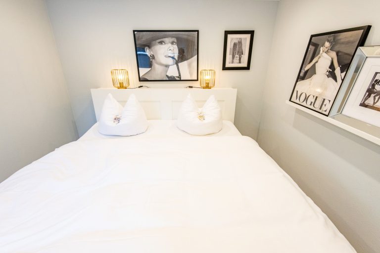 Doppelbett in Schlafzimmer in Ferienhaus auf Sylt