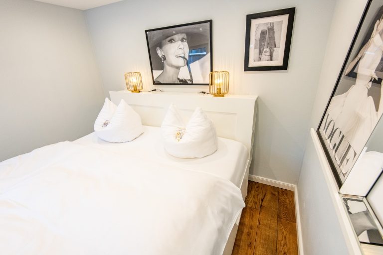 Schlafzimmer mit Doppelbett in Ferienhaus auf Sylt