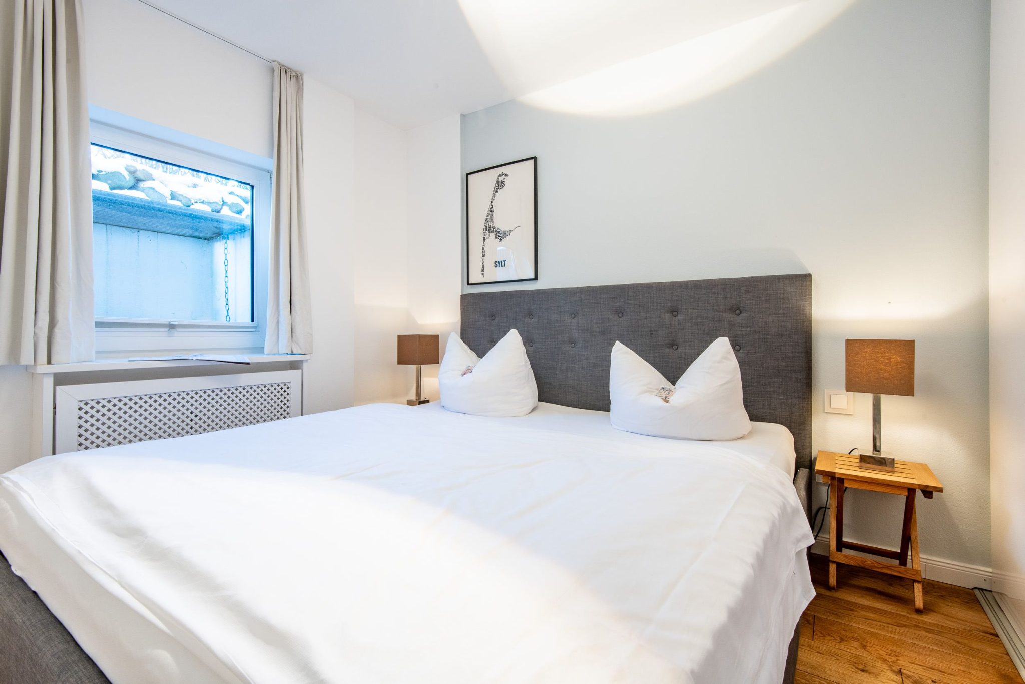 Schlafzimmer mit Doppelbett in Ferienhaus auf Sylt