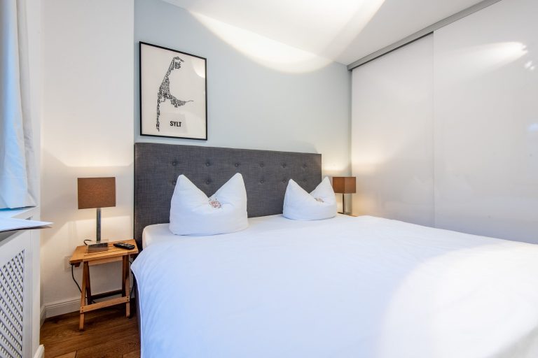 Schlafzimmer mit Doppelbett in Ferienhaus auf Sylt