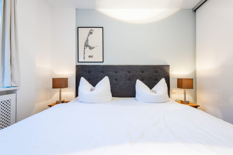 Schlafzimmer mit Doppelbett in Ferienhaus auf Sylt