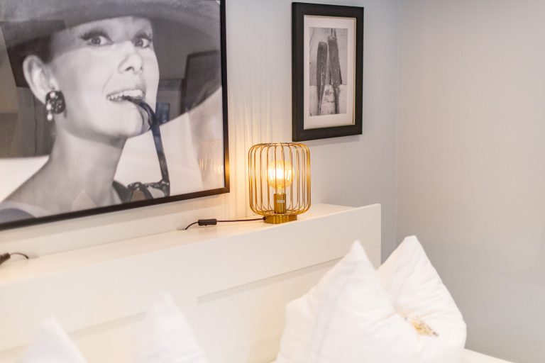 Doppelbett in Schlafzimmer und Bilder in Ferienhaus auf Sylt