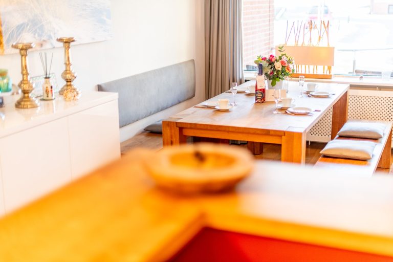 Esstisch und Sitzbank in Ferienhaus auf Sylt