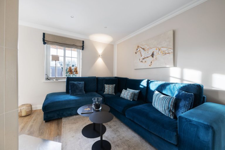 blaues Sofa in Ferienhaus auf Sylt