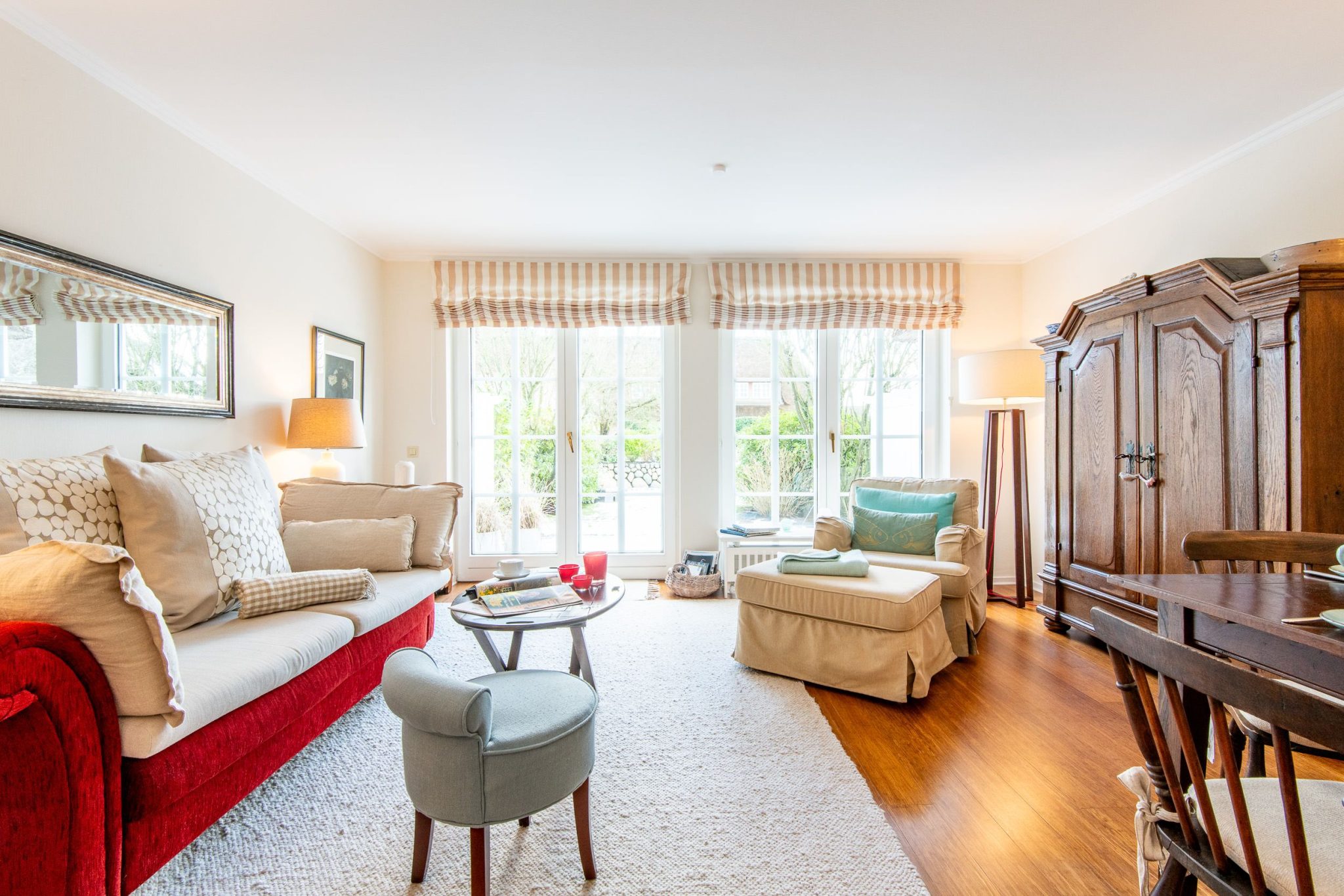 Wohnzimmer mit Sofa in Ferienhaus auf Sylt