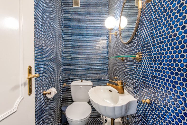 Badezimmer in blau in Ferienhaus auf Sylt
