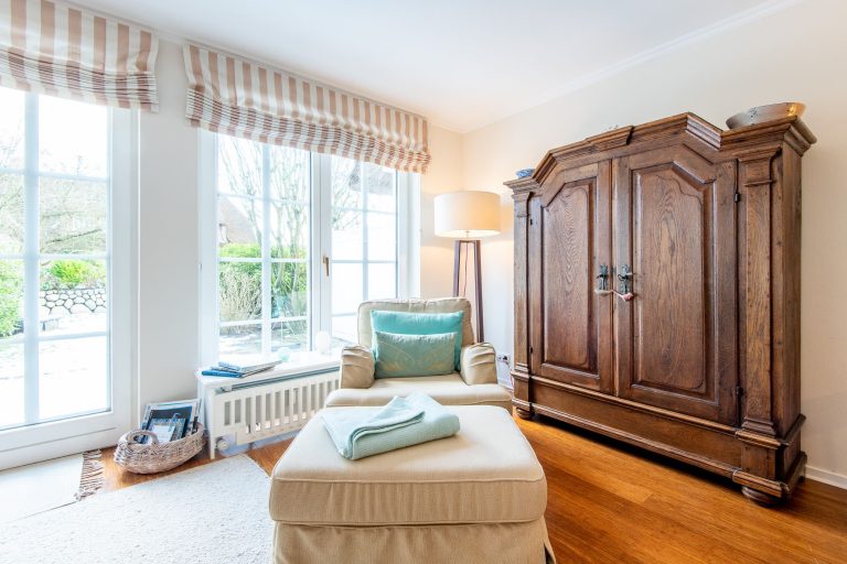 Schrank und Sessel in Ferienhaus auf Sylt