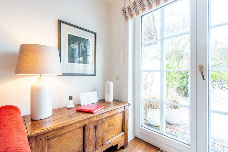 Sofa und Kommode in Ferienhaus auf Sylt