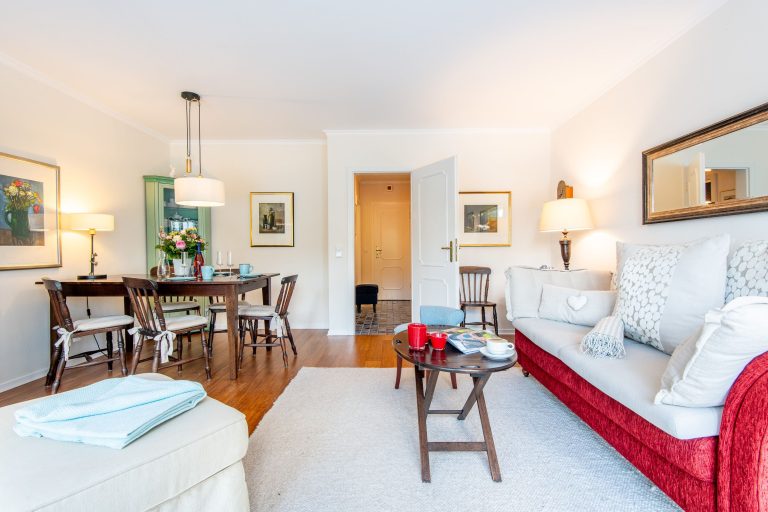 Wohnzimmer mit Sofa in Ferienhaus auf Sylt