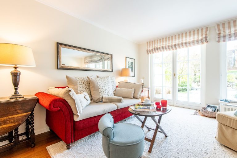 Wohnzimmer mit Sofa in Ferienhaus auf Sylt