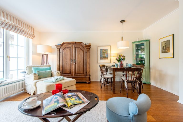 Wohnzimmer mit Essbereich in Ferienhaus auf Sylt