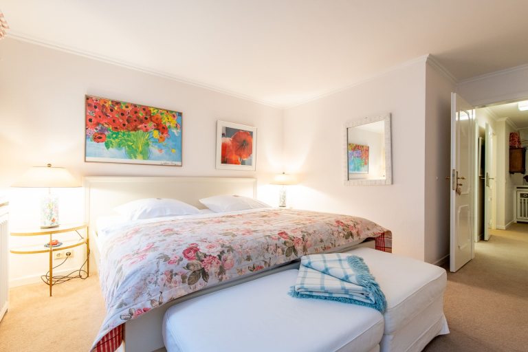 Doppelbett in Schlafzimmer in Ferienhaus auf Sylt