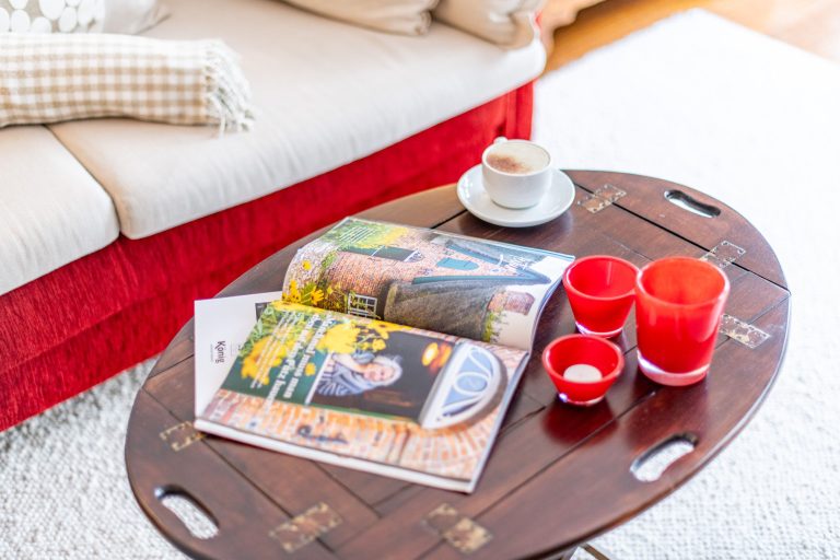 Couchtisch mit Katalogen in Ferienhaus auf Sylt