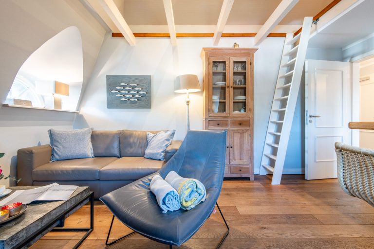 Wohnzimmer mit Vitrine in Ferienhaus auf Sylt