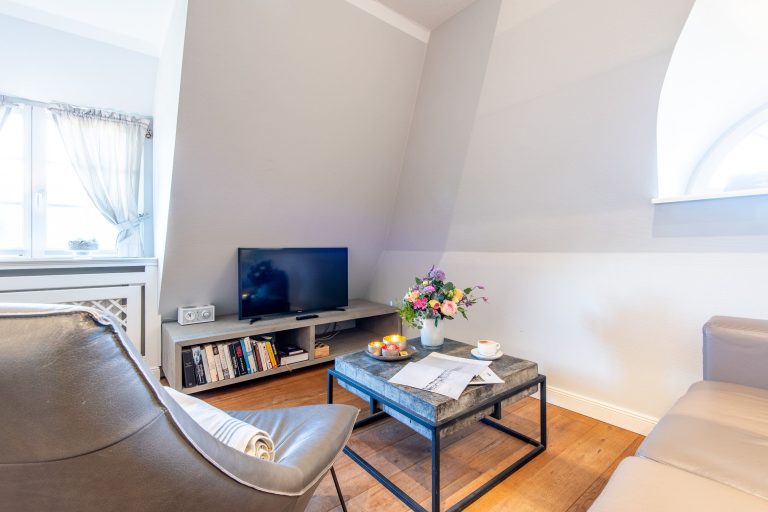 Wohnzimmer mit Fernseher in Ferienhaus auf Sylt