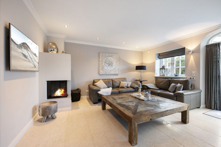 Wohnzimmer mit Kamin in Ferienhaus auf Sylt