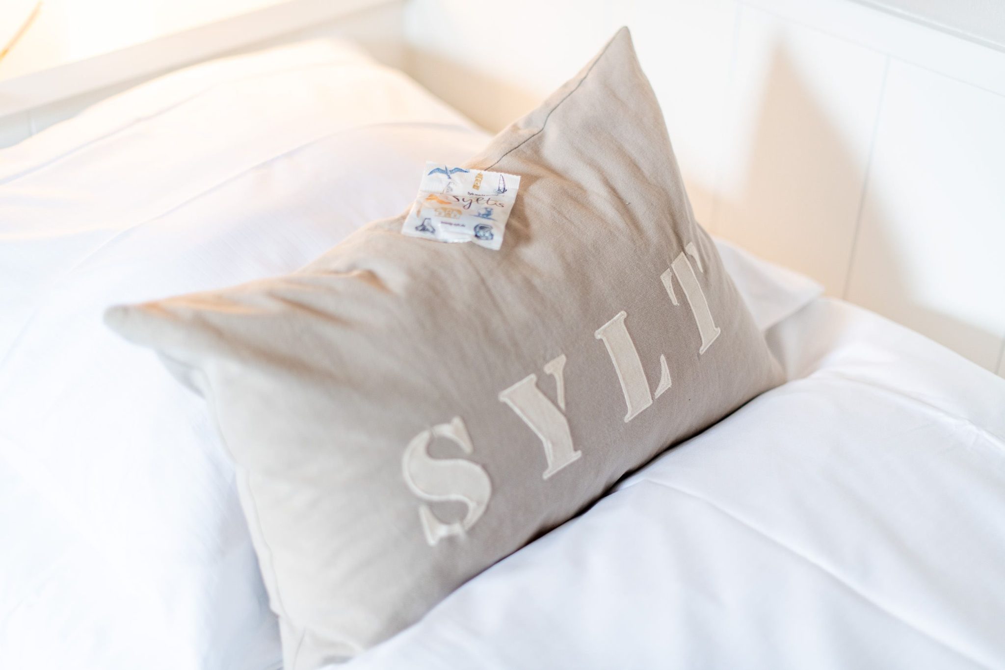 Bett mit Sylt Kissen in Ferienhaus auf Sylt
